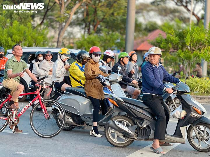 Giá xăng tăng khiến chi phí đi lại của nhiều hộ gia đình tại TP.HCM tăng đáng kể.