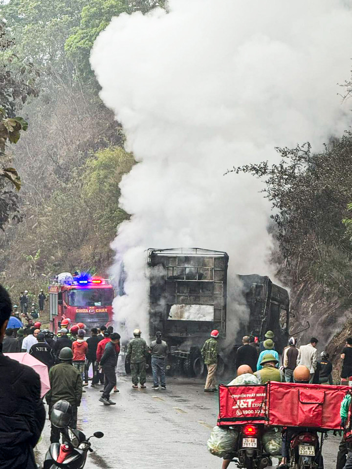 Xe đầu kéo cháy rụi trên Quốc lộ 6 đoạn qua xã Chiềng Hặc, tỉnh Sơn La, sáng 12/3. (Ảnh: S.L.)