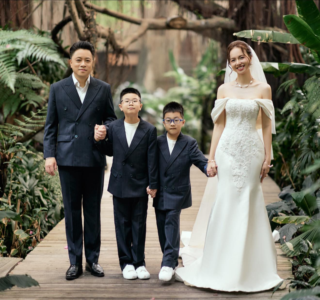 10 năm hôn nhân hạnh phúc của đạo diễn trăm tỷ phim Việt bên vợ là hoa khôi插图3 Đinh Ngọc Diệp - Victor Vũ: 10 năm hôn nhân 'đúng người' - Ảnh 5.