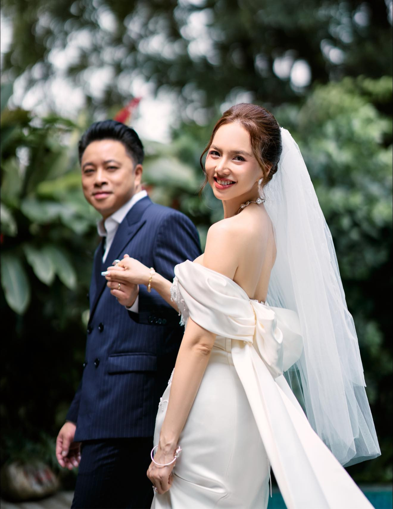 10 năm hôn nhân hạnh phúc của đạo diễn trăm tỷ phim Việt bên vợ là hoa khôi插图1 Đinh Ngọc Diệp - Victor Vũ: 10 năm hôn nhân 'đúng người' - Ảnh 3.