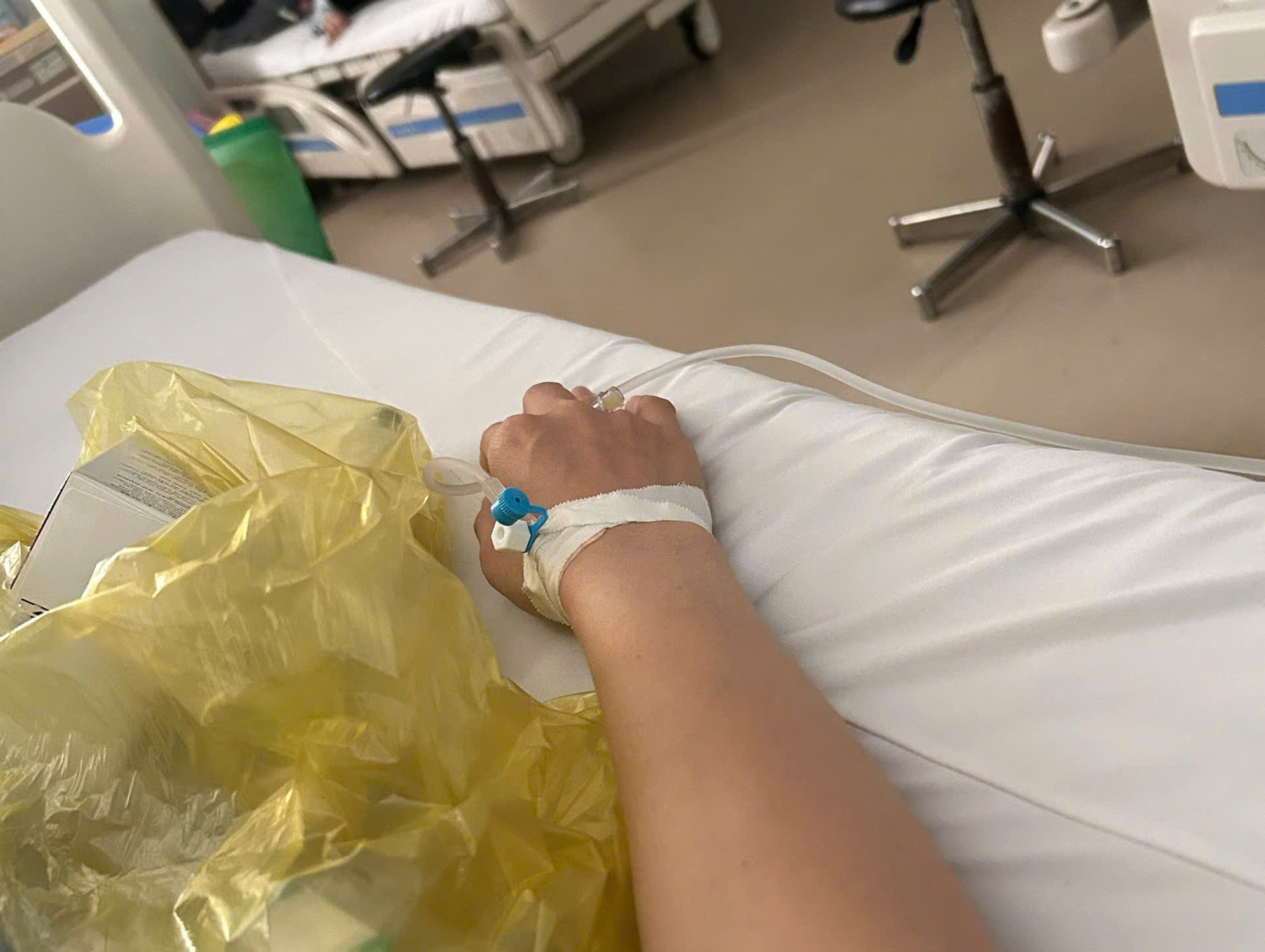 63 người nghi ngộ độc thực phẩm sau khi ăn bánh kem mừng ngày 8-3 - Ảnh 2.