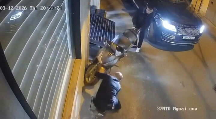 Tài xế ô tô đã khai lý do chọc thủng lốp xe máy SH.