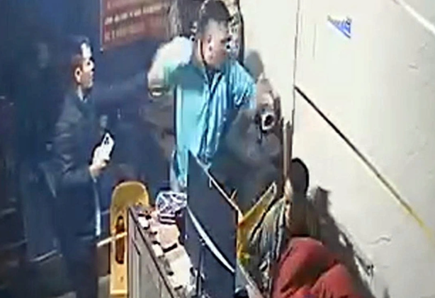 Công an vào cuộc vụ tài xế xe công nghệ đánh người giữa đêm ở Hà Nội插图 Công an vào cuộc vụ tài xế xe công nghệ đánh người giữa đêm ở Hà Nội - Ảnh 1