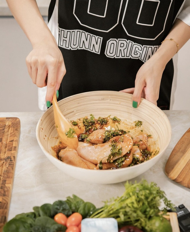 Hoa hậu Kỳ Duyên và những món ăn healthy tại bữa tiệc tại gia 2026 - Ảnh 13.