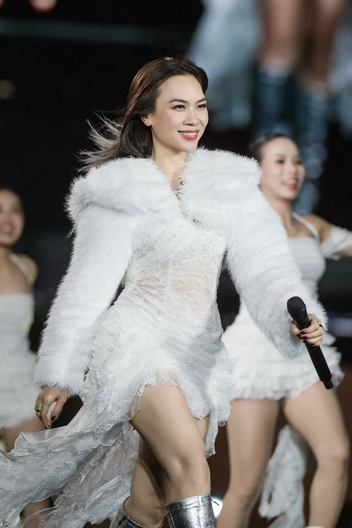 Ở tuổi 45, Mỹ Tâm sở hữu ngoại hình trẻ trung như gái đôi mươi.