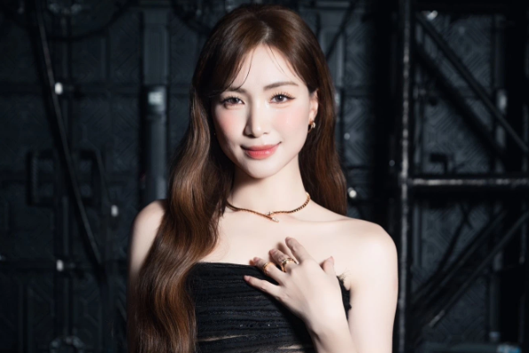 Chị gái Hòa Minzy: 'Chị Kính Hồng' nổi tiếng trên VTV, nay làm giám đốc插图4 Chị gái Hòa Minzy: 'Chị Kính Hồng' nổi tiếng trên VTV, nay làm giám đốc插图4