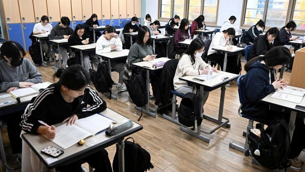 phu huynh cung giao vien 11 lan trom de thi, giup con gai dung nhat truong hinh anh 1