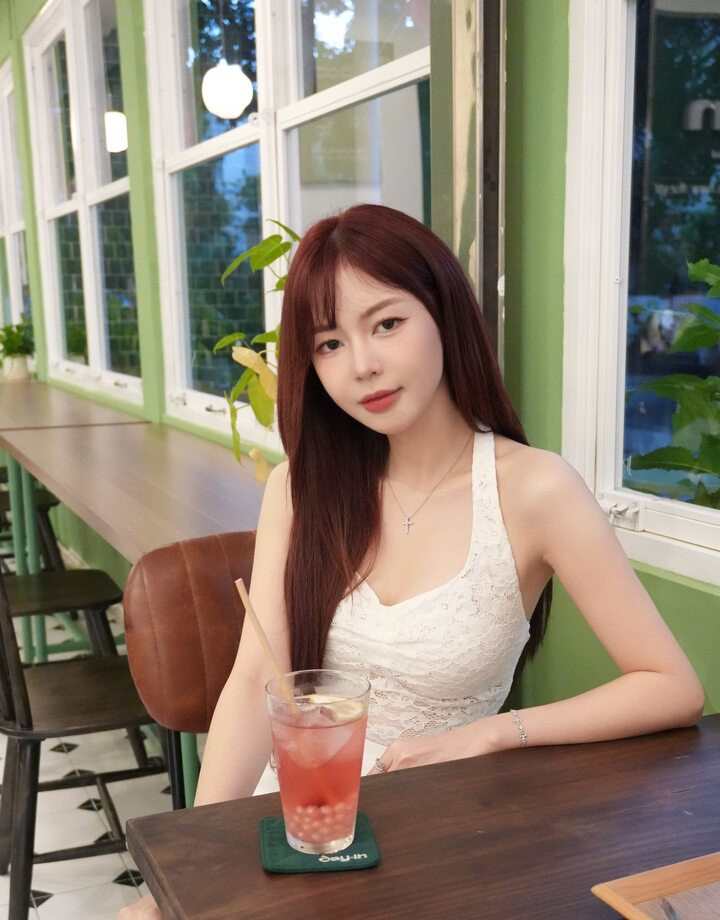 Liz Kim Cương từng cho biết, tin đồn nhiều nhất về cô chính là phẫu thuật thẩm mỹ. Dù nhiều lần bị dân mạng soi chi tiết khác lạ, cô nàng vẫn một mực phủ nhận chuyện