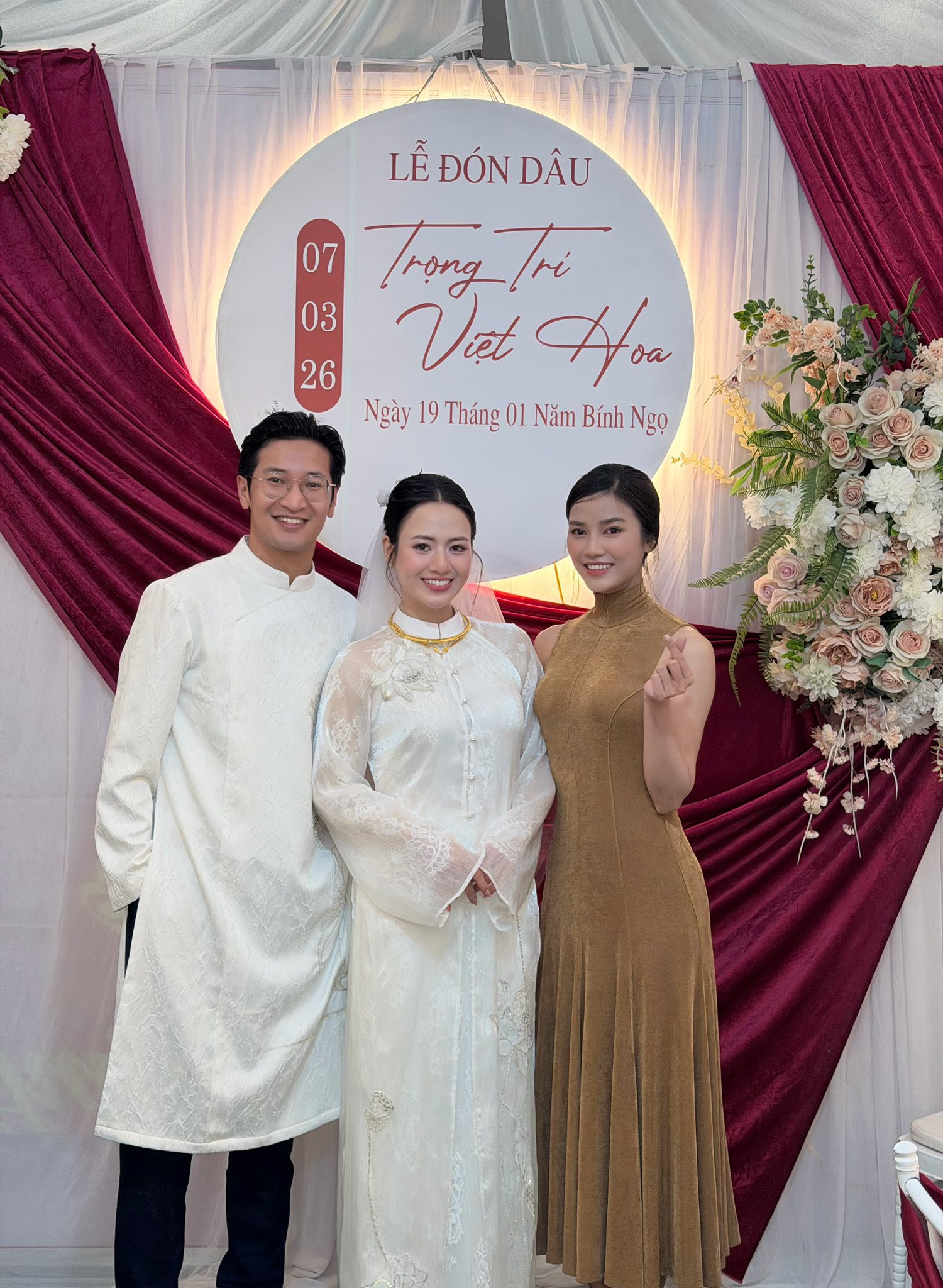 Việt Hoa xinh đẹp trong lễ ăn hỏi - Ảnh 1.