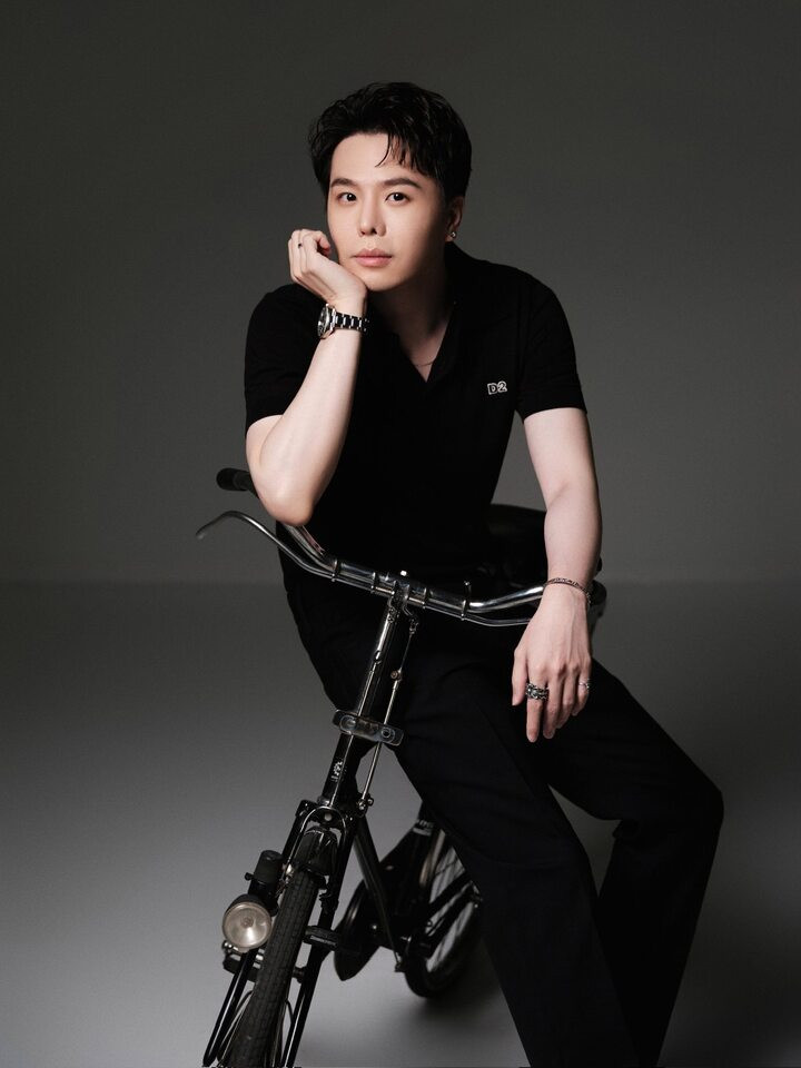 Trịnh Thăng Bình từng gây chú ý khi rao bán hai căn hộ tại khu đô thị Phú Mỹ Hưng với giá lần lượt hơn 10 tỷ đồng và hơn 6 tỷ đồng. Khối tài sản này phần nào cho thấy mức độ giàu có của nam ca sĩ sinh năm 1988.