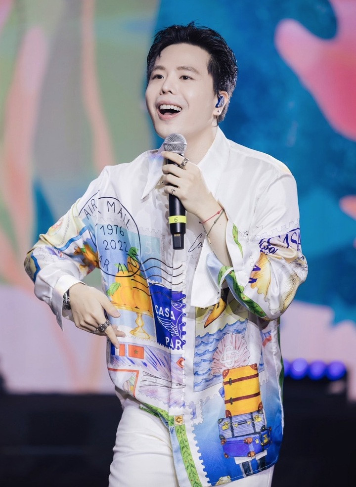 Việc vướng tin hẹn hò khiến Trịnh Thăng Bình nhận được chú ý của khán giả. Sinh năm 1988, Trịnh Thăng Bình được biết đến với vai trò ca sĩ kiêm nhạc sĩ, sở hữu nhiều bản hit được khán giả yêu thích như “Người ấy”, “Tâm sự tuổi 30”, “Khác biệt to lớn”, “Vỡ tan” hay “Lời chưa nói”.