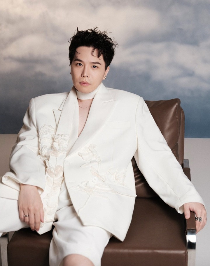 Trong giai đoạn từ năm 2009 đến 2020, nam nghệ sĩ duy trì tần suất làm việc khá đều đặn khi gần như mỗi năm đều phát hành từ một đến hai album.