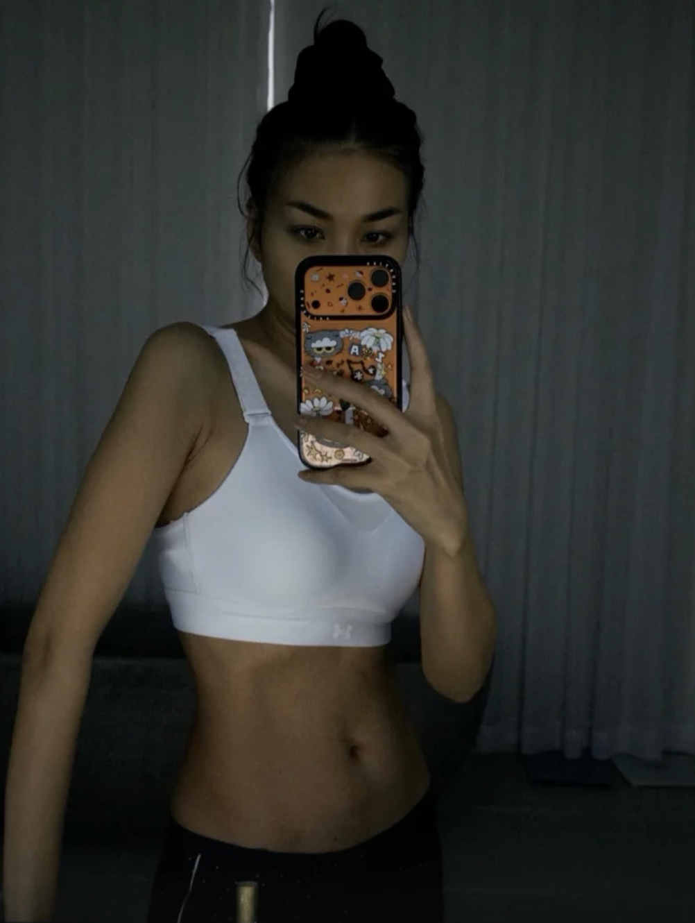 Siêu mẫu Thanh Hằng gây ấn tượng với vòng eo 43 tuổi gợi cảm và quyến rũ - Ảnh 1.