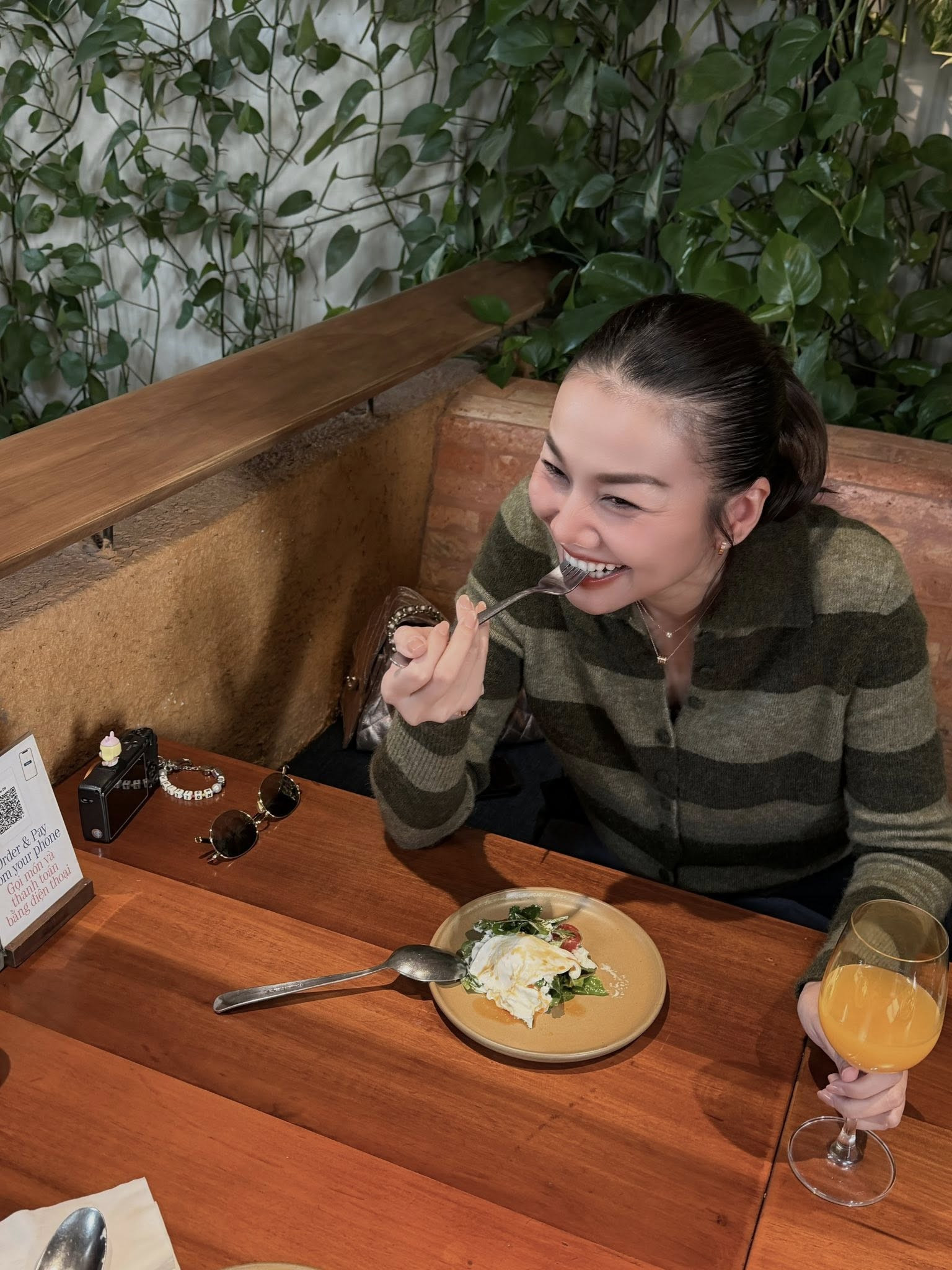 Siêu mẫu Thanh Hằng gây ấn tượng với vòng eo 43 tuổi gợi cảm và quyến rũ - Ảnh 4.