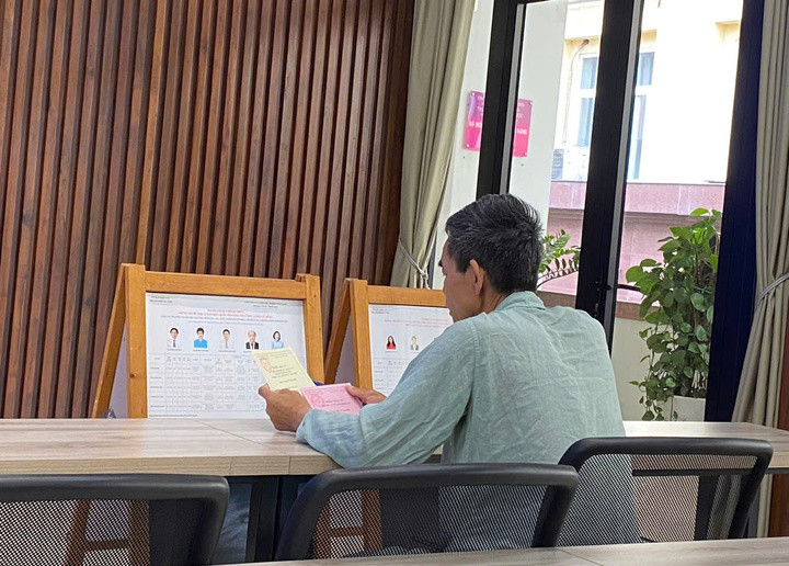 Bệnh nhân đang điều trị tại bệnh viện E chuẩn bị bỏ phiếu.