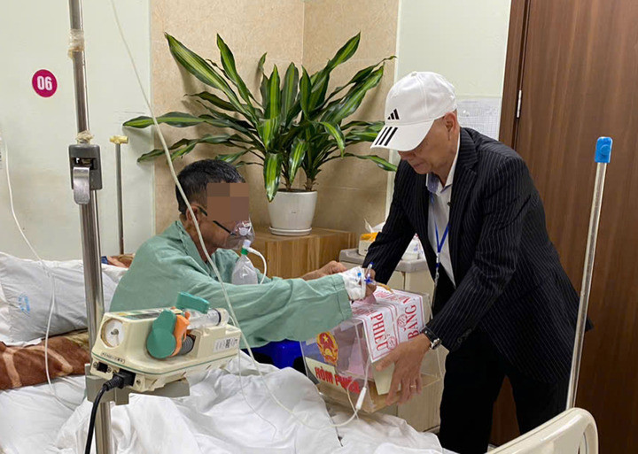 Cử tri bỏ phiếu trên giường bệnh.