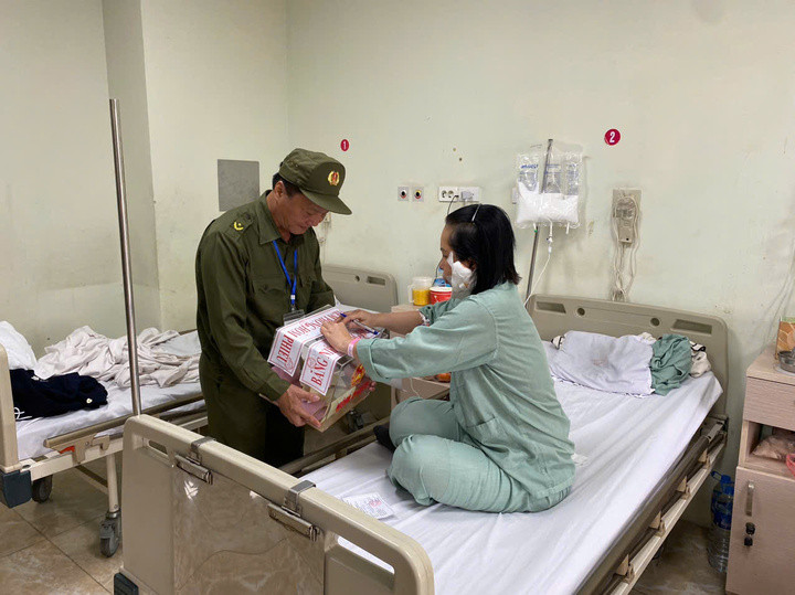 Lá phiếu từ giường bệnh.