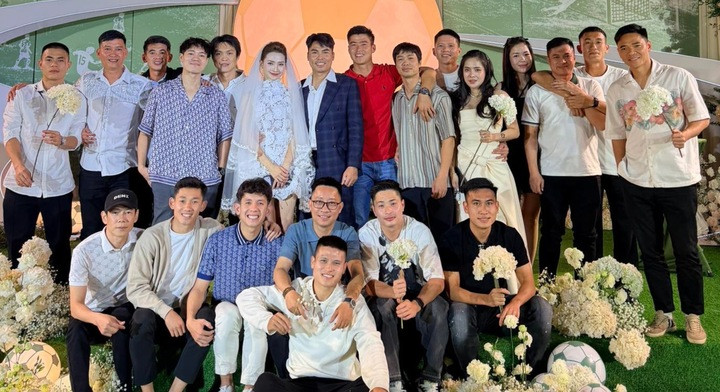 Trong ngày vui của cặp đôi, nhiều cầu thủ quen thuộc của làng bóng đá Việt đã có mặt để chúc mừng. Sự xuất hiện của các cầu thủ khiến không khí đám cưới càng thêm sôi động. Nhiều khoảnh khắc thân thiết giữa các tuyển thủ được người hâm mộ ghi lại và chia sẻ rầm rộ trên mạng xã hội.