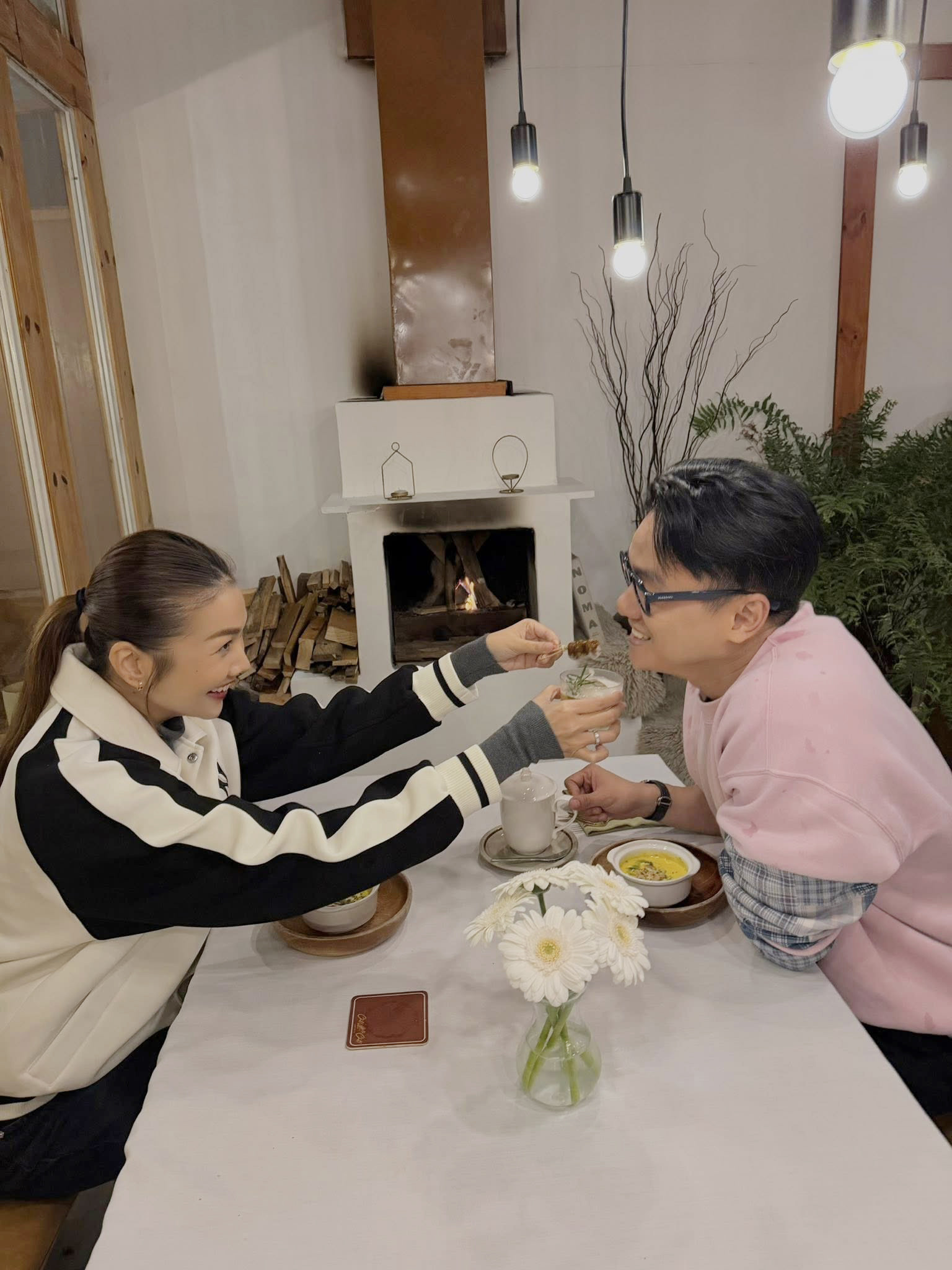 Hé lộ cuộc sống trong biệt thự bề thế rộng 1.000m2 của siêu mẫu sở hữu đôi chân dài cực phẩm- Ảnh 11.