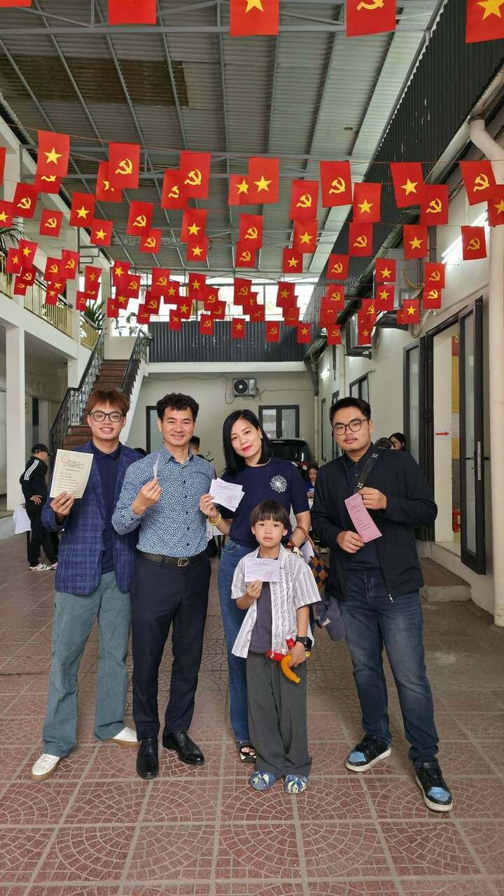 Nghệ sỹ Xuân Bắc, Cục trưởng Cục Nghệ thuật biểu diễn cùng gia đình đi bầu cử. Dù trong nhà chỉ có ba người đủ điều kiện tham gia bỏ phiếu, tất cả các thành viên vẫn háo hức dậy từ sớm, chuẩn bị cho ngày đặc biệt.