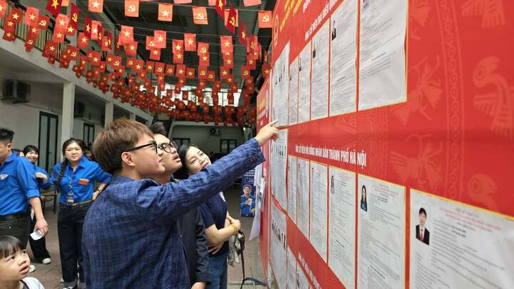 Chia sẻ về buổi sáng đi bầu cử cùng gia đình, NSND Xuân Bắc cho biết trên đường tới điểm bỏ phiếu, anh tranh thủ trò chuyện với các con về bầu cử. Nam nghệ sỹ nói rằng đây cũng là dịp để thế hệ trẻ hiểu hơn về quyền và trách nhiệm của công dân.