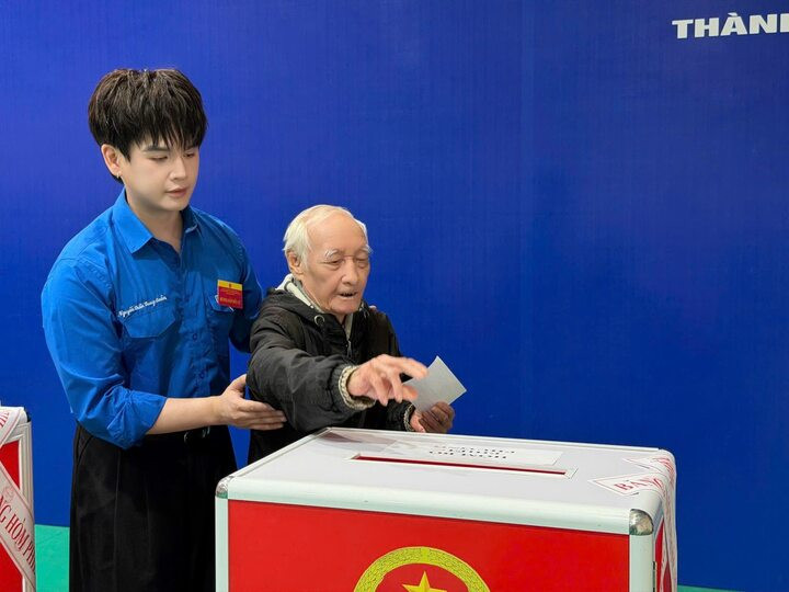 Nam ca sỹ cũng tham gia hướng dẫn, hỗ trợ các cư tri cao tuổi bỏ phiếu.