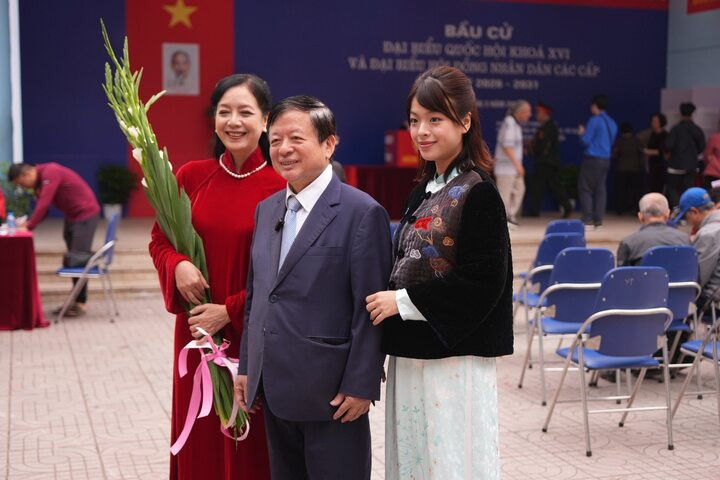 Vợ chồng NSƯT Chiều Xuân và con gái Hồng Khanh chụp ảnh kỷ niệm tại điểm bầu cử. Sau khi hoàn thành việc bỏ phiếu, cả nhà trở về, cùng nhau đàn và hát ca khúc “Chiếc lá đầu tiên” - ca khúc xe duyên cho vợ chồng nhạc sỹ.