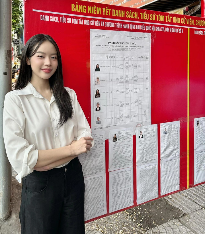 Hoa hậu Thanh Thuỷ cũng đến điểm bỏ phiếu thể hiện quyền và trách nhiệm của công dân.