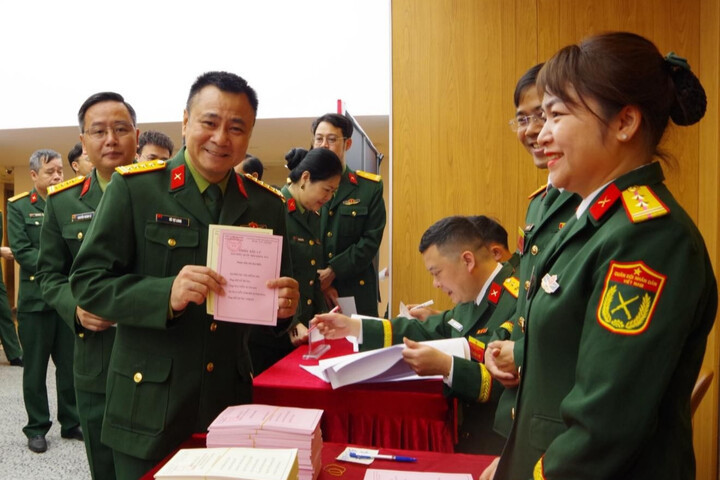 Đại tá, NSND Tự Long Hòa tham gia bỏ phiếu tại đơn vị.