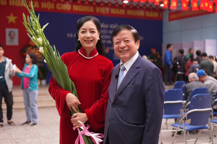 Ngày 15/3, cử tri cả nước tham gia bầu cử đại biểu Quốc hội khóa XVI và đại biểu HĐND các cấp nhiệm kỳ 2026-2031. Hòa trong không khí phấn khởi của ngày hội lớn, vợ chồng NSƯT Chiều Xuân tới điểm bỏ phiếu tại phường Văn Miếu - Quốc Tử Giám (Hà Nội) để thực hiện quyền công dân.