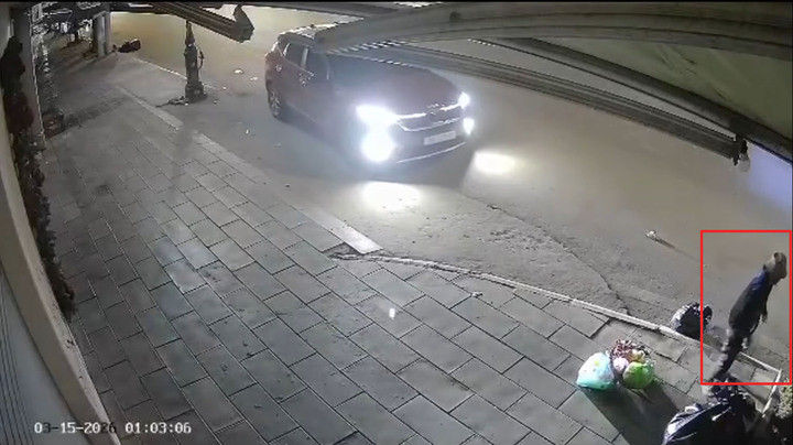 Ảnh hiện trường trước khi xảy ra vụ việc. (Ảnh cắt từ clip)