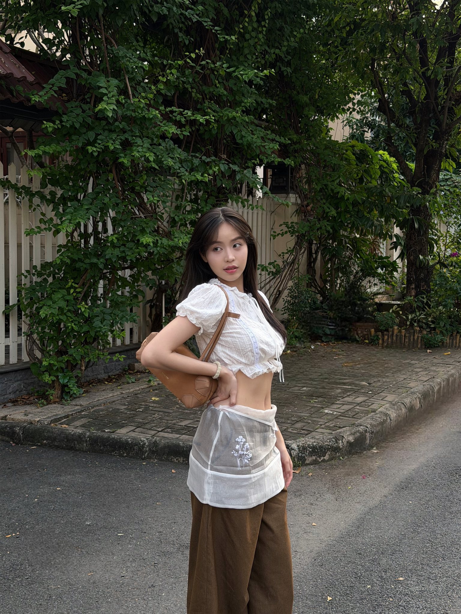 Vẻ đẹp đời thực tựa thiên thần của Hoa hậu Việt Nam quê Đà Nẵng vừa lộ tin đồn hẹn hò nam ca sĩ nhà giàu - Ảnh 10.