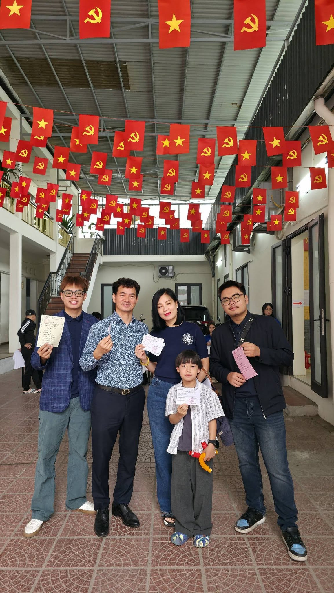 Vợ chồng NSND Xuân Bắc cùng các con rạng rỡ đi bầu cử - Ảnh 2.