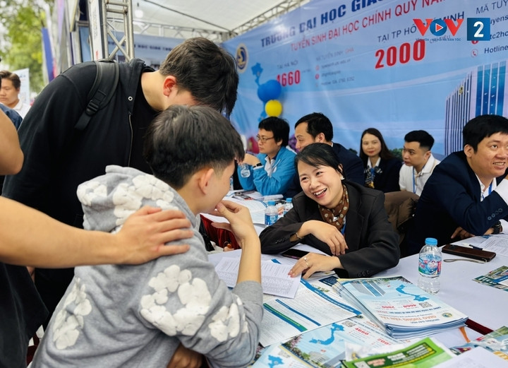 Thí sinh đặt câu hỏi với đại diện trường ĐH tại Ngày hội Tư vấn tuyển sinh - hướng nghiệp.