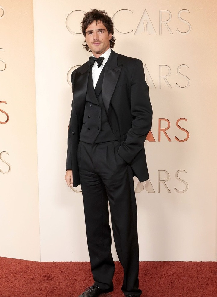 Diễn viên Rose Byrne đẹp sang trọng trên thảm đỏ. Cô nhận được đề cử Oscar đầu tiên trong sự nghiệp cho hạng mục