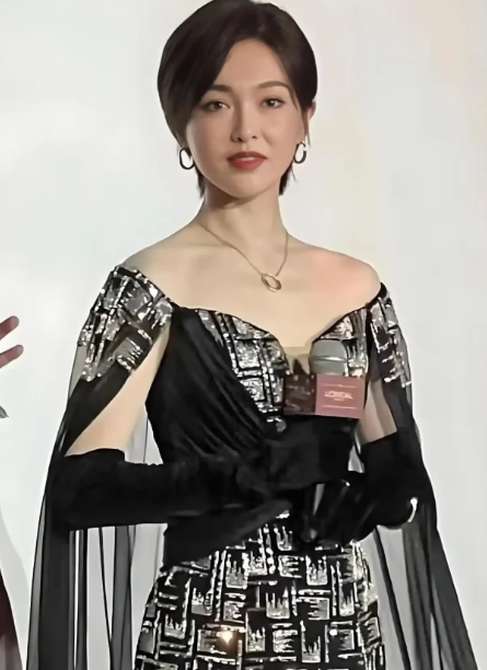 Đường Yên gây chú ý khi xuất hiện với diện mạo hoàn toàn mới ở tuổi 41 - Ảnh 1