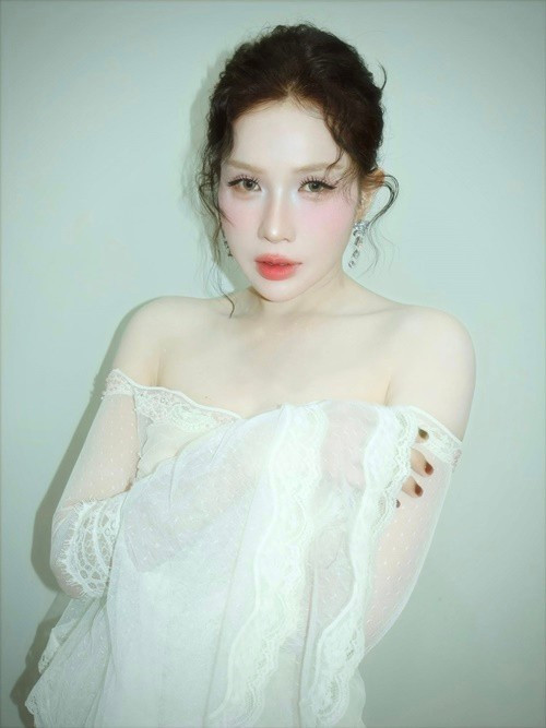 Khả Như biến hóa phong cách, ngày càng gợi cảm - Ảnh 3.