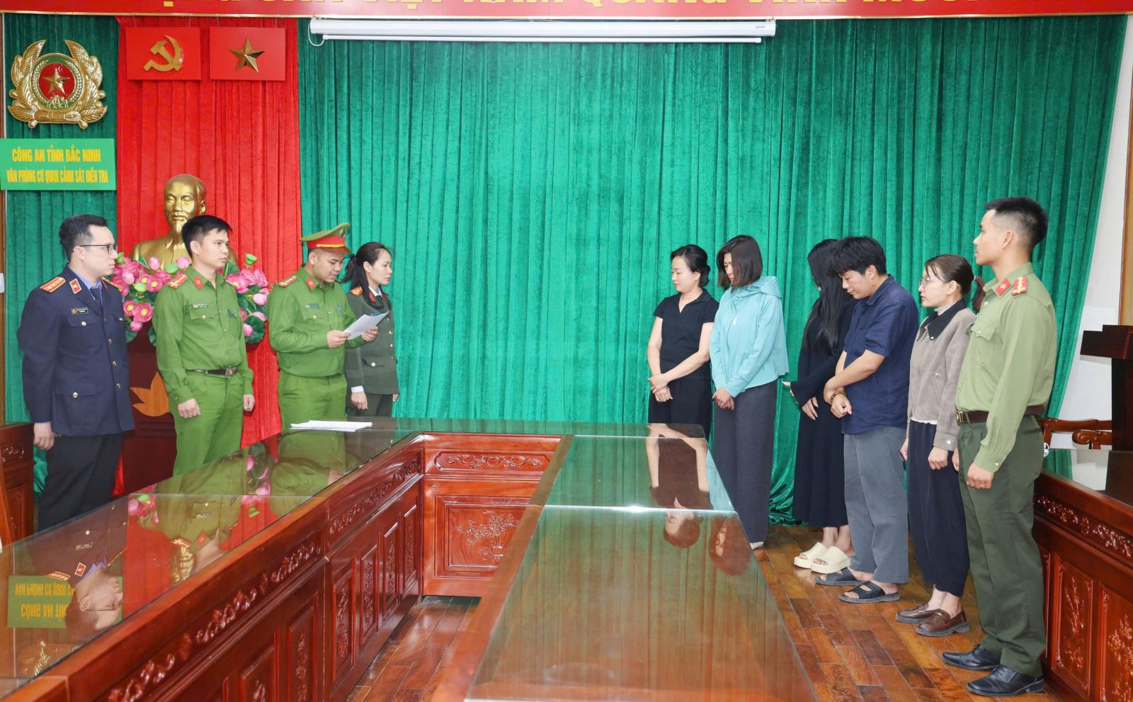 Cơ quan Cảnh sát điều tra Công an tỉnh Bắc Ninh đọc quyết định khởi tố vụ án, khởi tố bị can và Lệnh bắt bị can để tạm giam.jpg