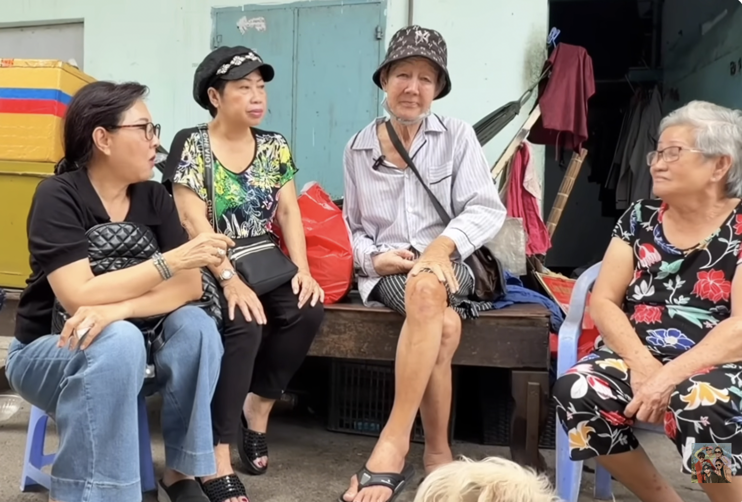 Nghệ sĩ lô tô chuyển giới đời đầu, 80 tuổi ở căn nhà thuê cấp 4, bán vé số mưu sinh插图1 Nghệ sĩ Trang Kim Sa: Cuộc sống mưu sinh tuổi 80 giữa lòng sài gòn - Ảnh 4.