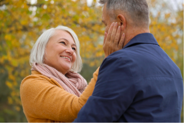 Tái hôn ở tuổi xế chiều: Đừng mù quáng! Hãy soi vào 5 tiêu chuẩn này để tìm được hạnh phúc thực sự - Ảnh 1.