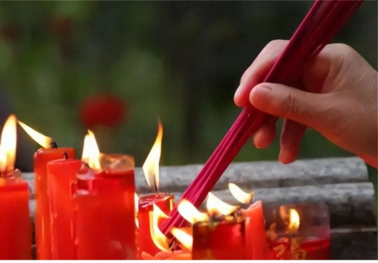 3 Khung giờ đẹp thắp hương mùng 1 tháng 2 âm lịch năm 2026 để hút tài lộc - Ảnh 2.