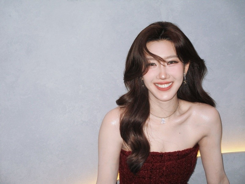 Thúy Ngân gây ấn tượng với gu thời trang quyến rũ - Ảnh 1.