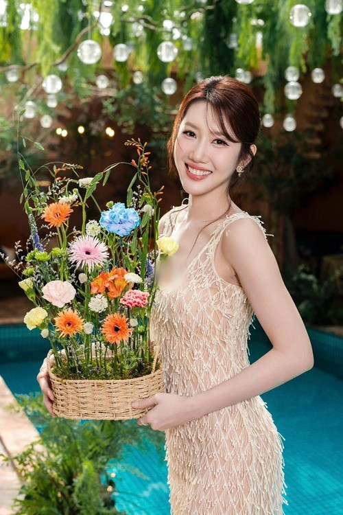 Thúy Ngân gây ấn tượng với gu thời trang quyến rũ - Ảnh 9.