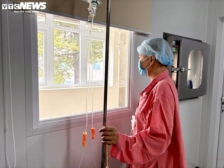 Chị Bùi Thị Hoà bên khung cửa sổ - nơi duy nhất những bệnh nhân như chị có thể nhìn ra thế giới bên ngoài.