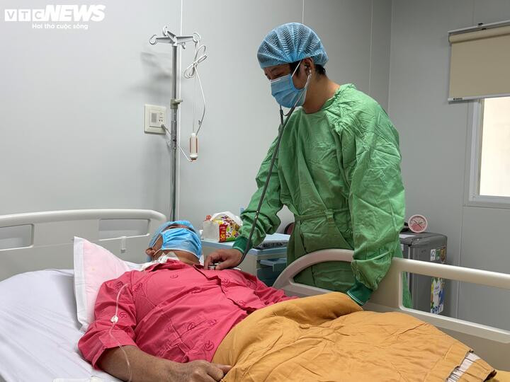 Bác sĩ Vy Thế Hà thăm khám cho bệnh nhân sau khi ghép tế bào gốc.