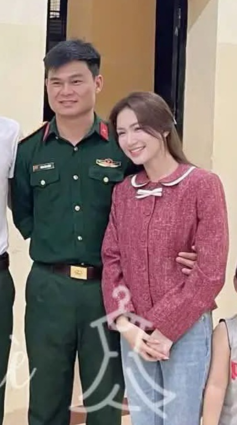 Bạn trai Đại úy 'ra mắt' Hòa Minzy với đơn vị, khoảnh khắc tình cảm của cả hai gây chú ý - Ảnh 2