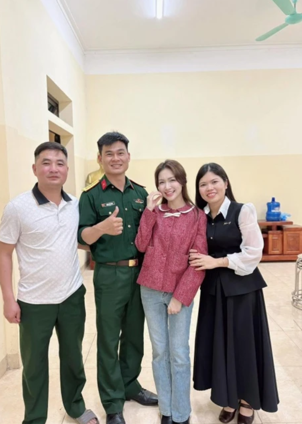 Bạn trai Đại úy 'ra mắt' Hòa Minzy với đơn vị, khoảnh khắc tình cảm của cả hai gây chú ý - Ảnh 1