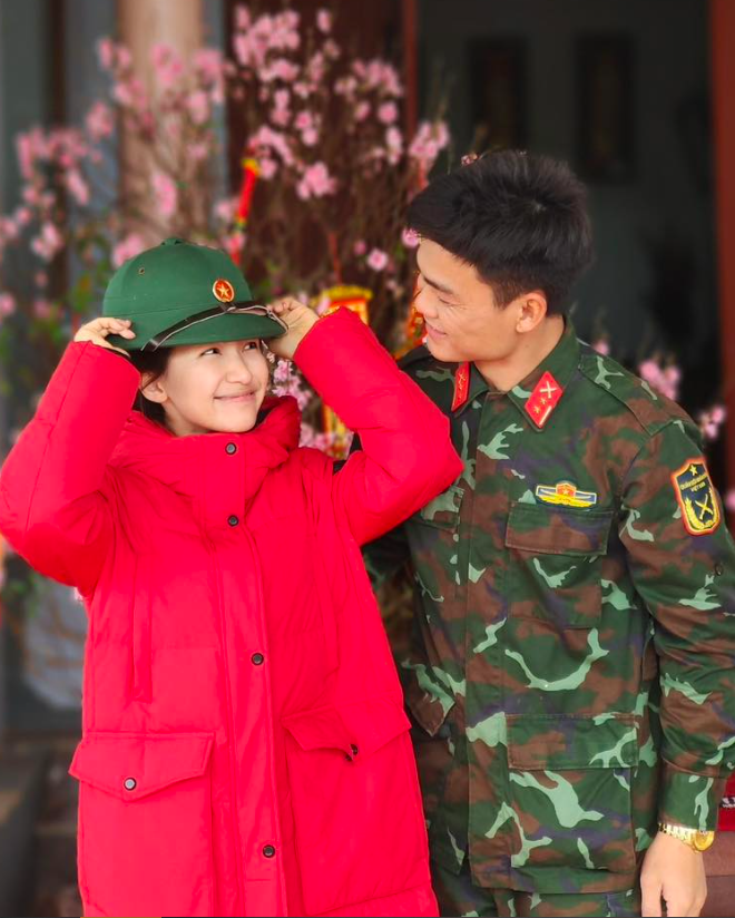Bạn trai Đại úy 'ra mắt' Hòa Minzy với đơn vị, khoảnh khắc tình cảm của cả hai gây chú ý - Ảnh 3