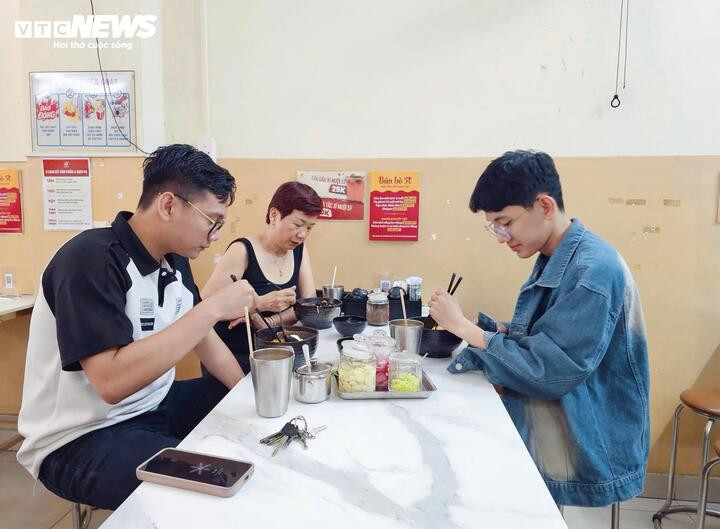 Khách hàng đến quán không chỉ vì món ăn mà còn bởi cách kinh doanh giàu tính nhân văn.