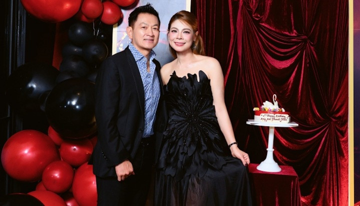 Ca sĩ Thanh Thảo bên ông xã Việt kiều.